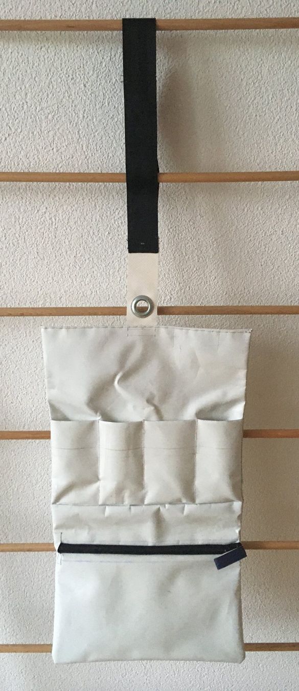 Kosmetikkoffer: Upcycling (Reise) Necessaire – Gebraucht aus Bern von Leer.gut