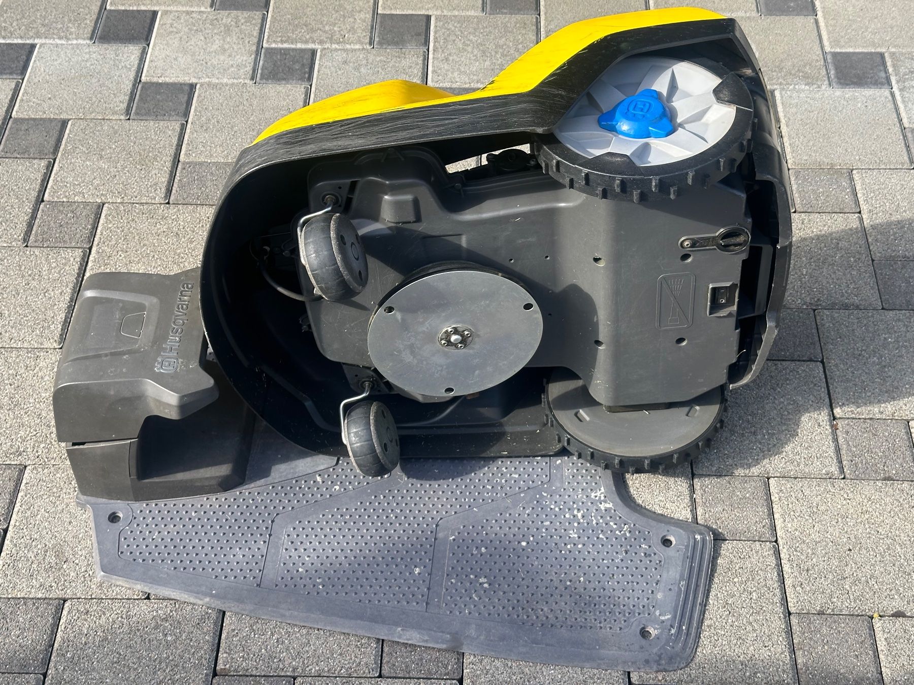 Husqvarna Tagliaerba: Rasenroboter Husqvarna 320 nur 1133 Std – Usato da Schöftland venduto da lazer04 4