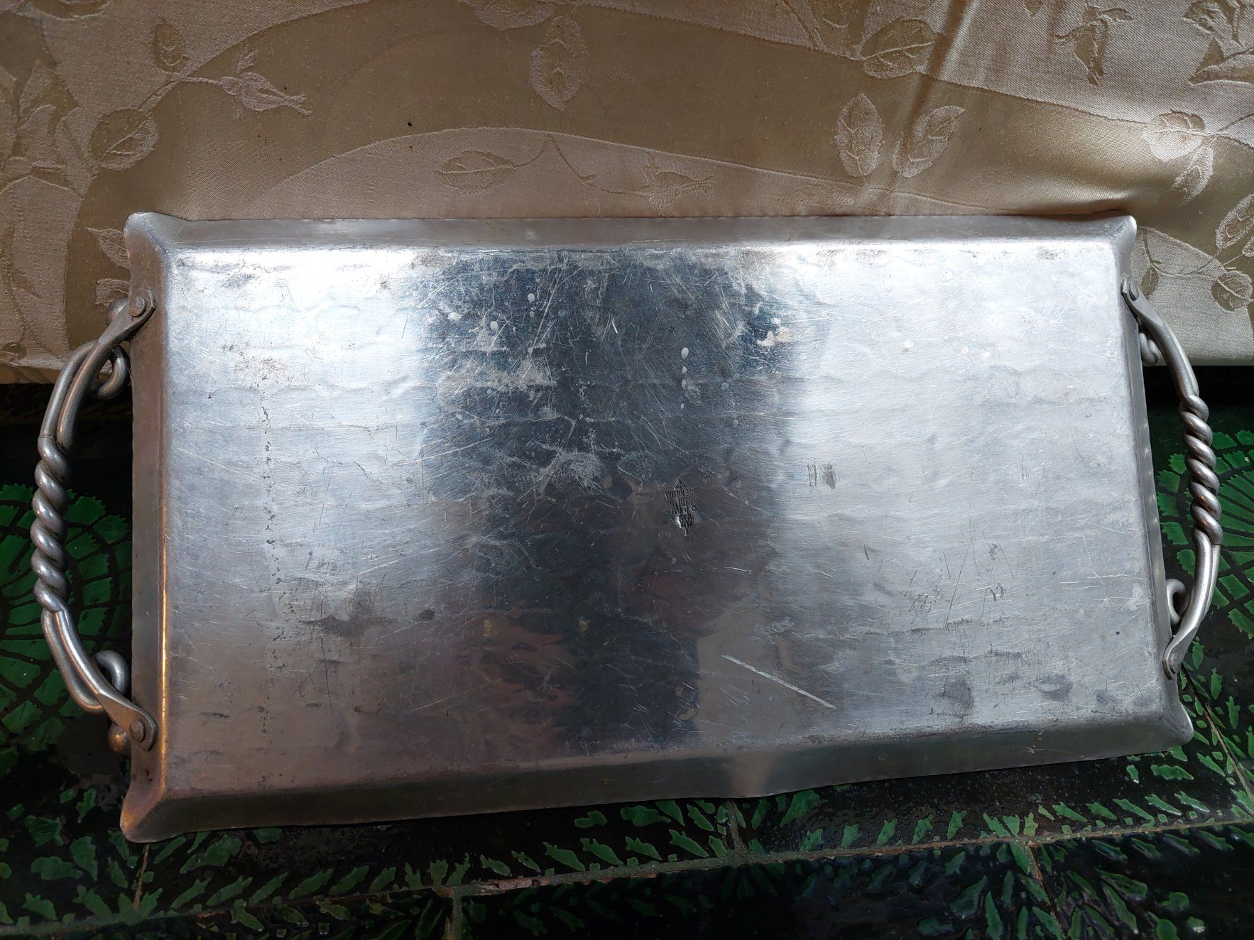 Piatti di portata: Antikes  Alu-Serviertablet unten gestempelt – Usato da Otelfingen venduto da silver-moon 1