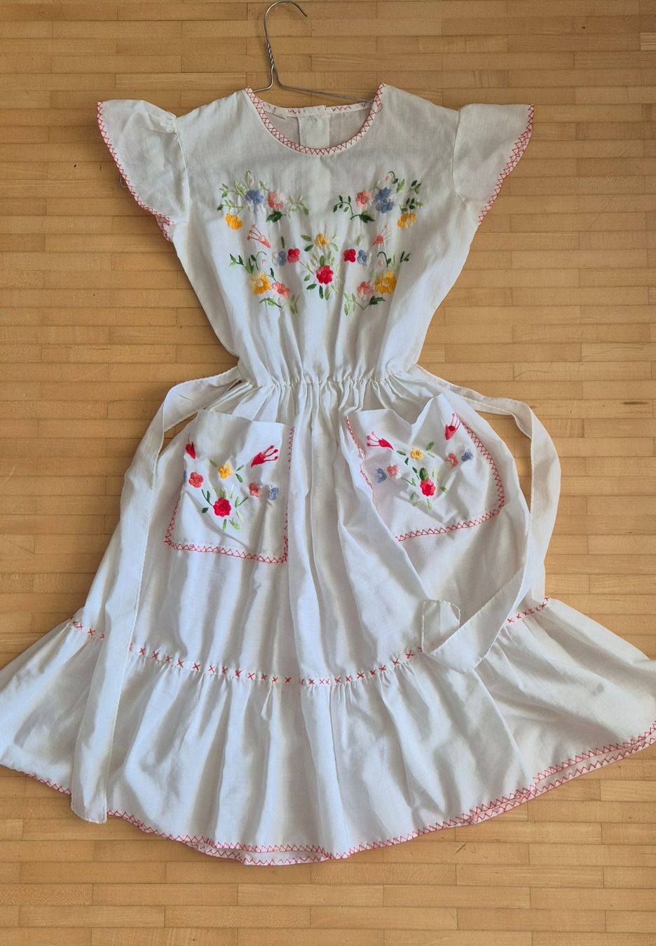 Kleider & Röcke: Robe d'été brodée our fille – Gebraucht aus Villars-sur-Glane von Verocac