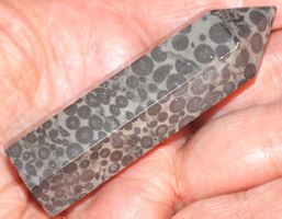 Deko Heilstein L-4365 – Leopard-Naturstein-Turm – 68x21mm 49