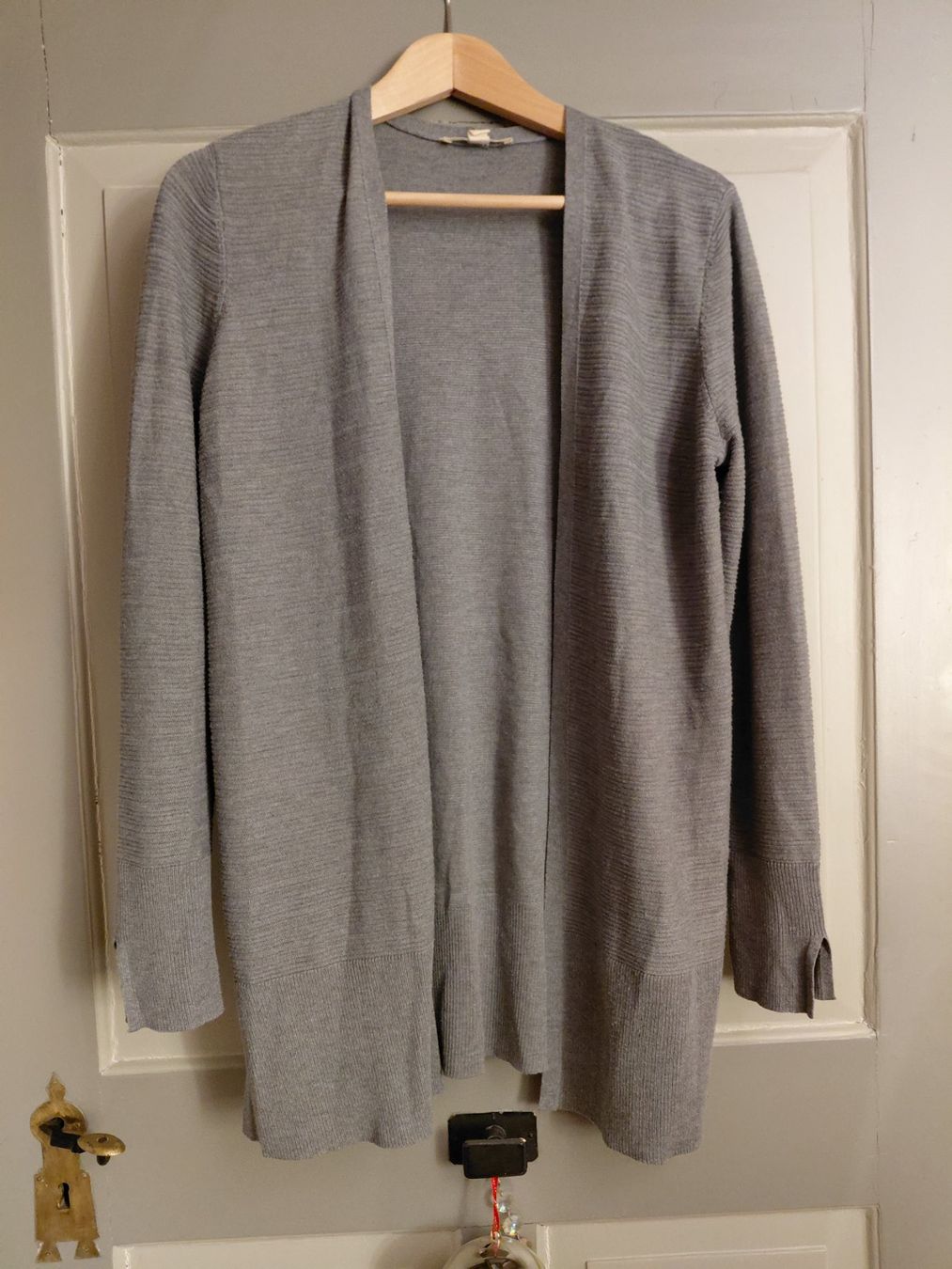 Esprit Giacche: Kuschlige Strickjacke von Esprit Gr. L in grau – Usato da Rheineck venduto da Jmurmeli