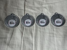 4 gleiche silberne Medaillen