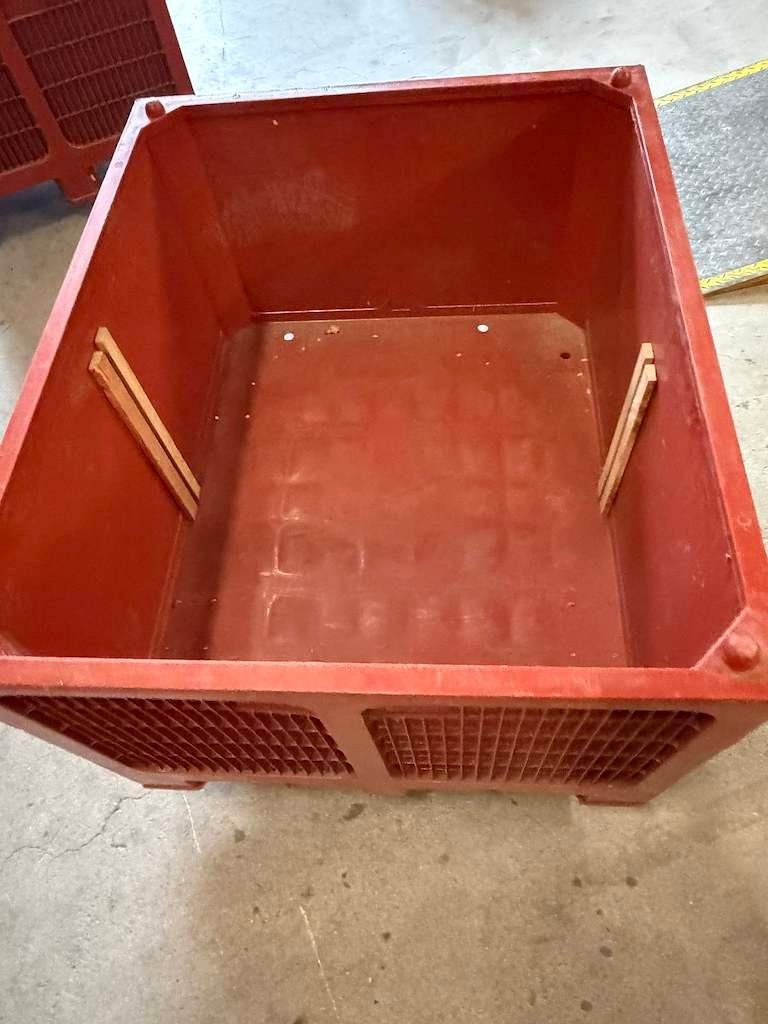 Behälter & Ähnliches: Grosser roter Kunststoffbehälter mit Roller – Gebraucht aus Chur von Feschtland 1