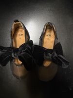 Kinderschuhe H&M schwarz mit Schleife Grösse 23 gebraucht