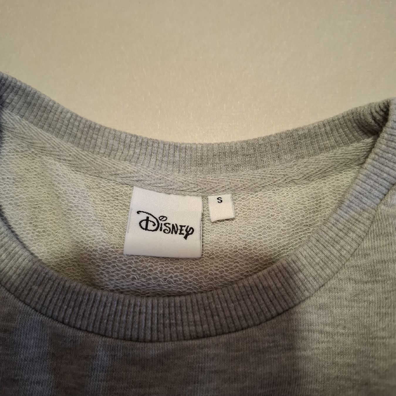 Pullover & Sweatshirts: Sweat gris Mickey Mouse Disney avec sequins  Taille S – Gebraucht aus Le Locle von QualiteExpress 4