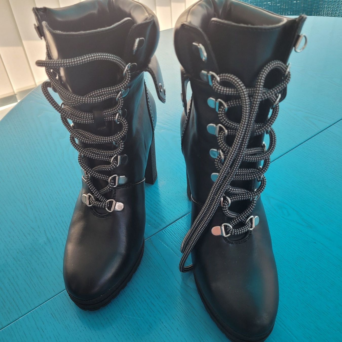 DKNY Chaussures femmes: DKNY  Stiefeletten Gr.39 – Neuf avec emballage d'origine à SCHÜBELBACH par CoKaHa 1
