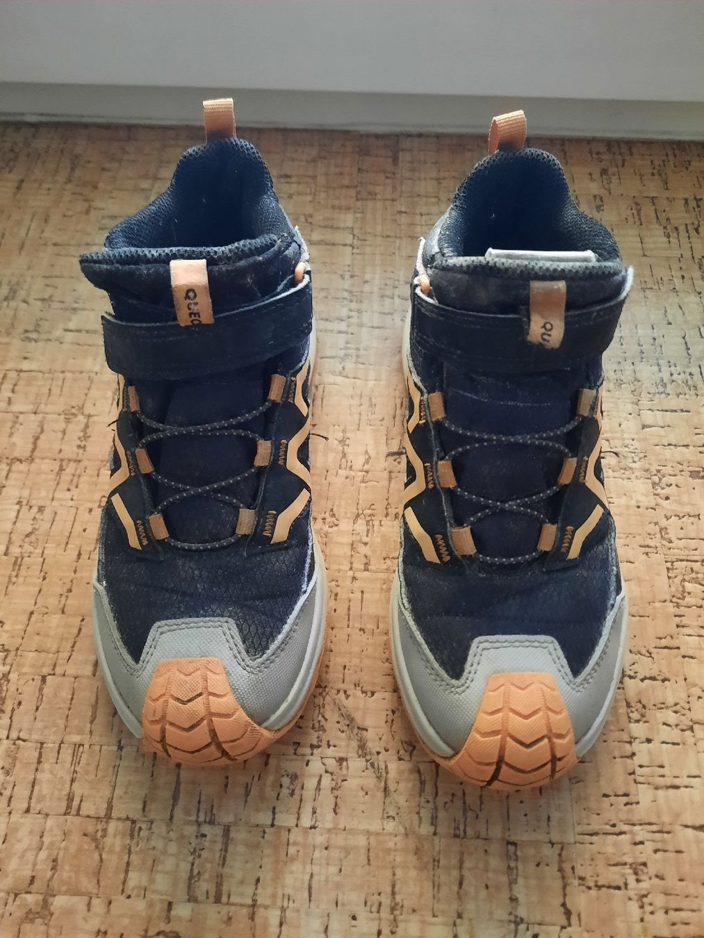 Decathlon Scarpe per ragazzi: Quechua Wasserdichte Kinder Wanderschuhe Grösse 30 orange – Usato da Ettingen venduto da Guggerin