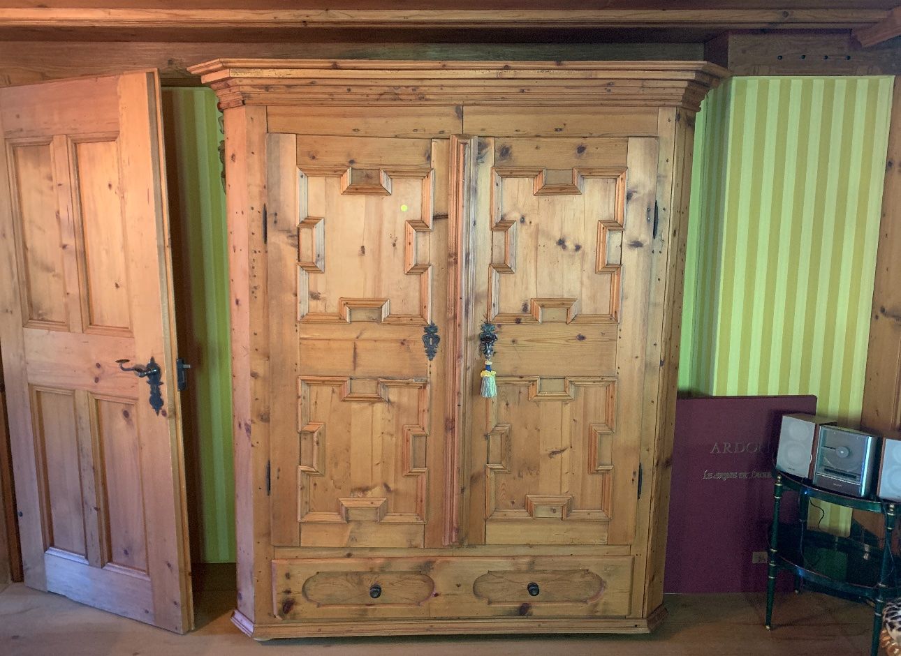 Armadi: Armoire Rustique du Début du XIXe Siècle – Usato da Oeschseite venduto da -Luxury-On-Line-