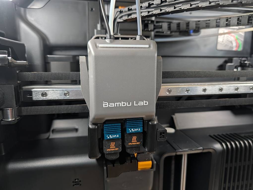 Bambu Lab Imprimante 3D: Bambu Lab H2D Combo 3D Drucker mit 2 AMS2 nur 647h – D'occasion à Rheineck par TOYS-r-ROYS 2