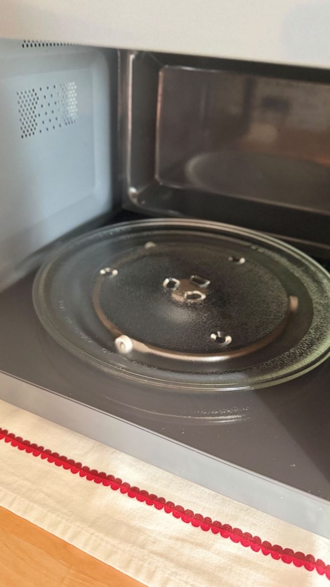 Appareils de cuisine: Intertronic Microwave (Interdiscount Brand)  – D'occasion à Dietikon par Jacob-Alexandre 2