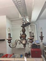Antiker sechsarmiger Kronleuchter aus Metall und Holz