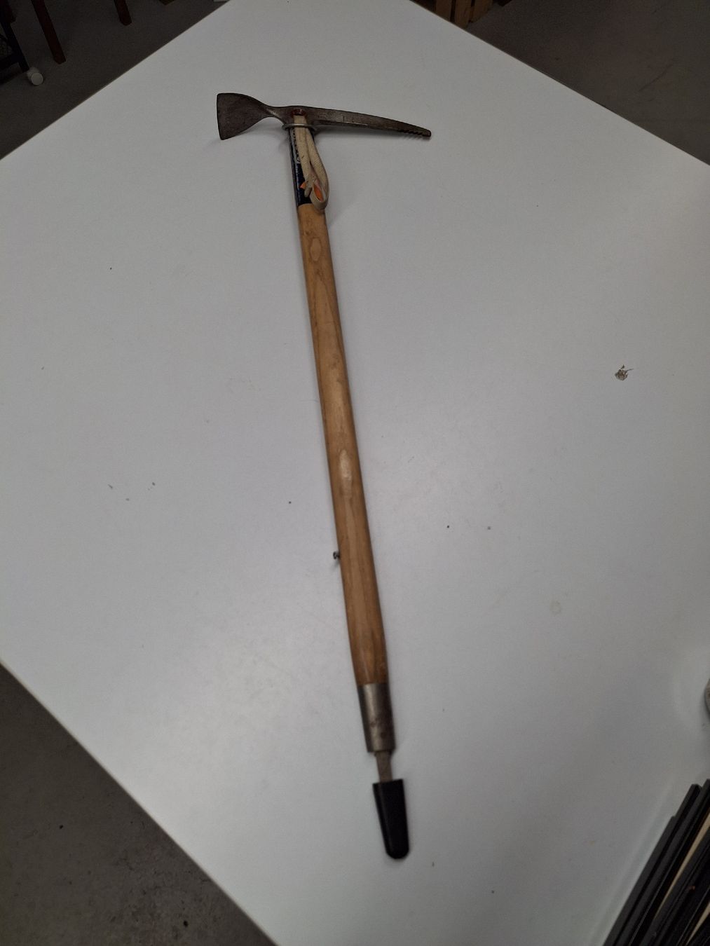 Kletterausrüstungen: Vintage Eispickel Cassin mit Holzgriff Alpinismus Werkzeug – Gebraucht aus Fislisbach von HurtiBrocki
