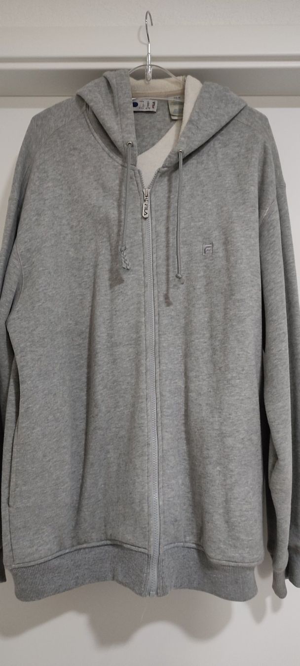 Fila Pullover & Sweatshirts: Sweater à capuche Fila gris – Gebraucht aus St-Cergue von Neviana