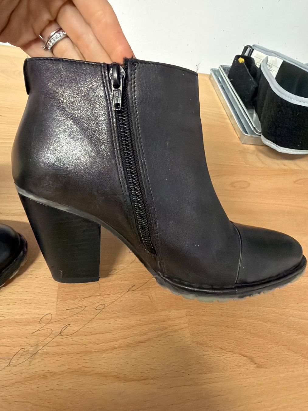 Bugatti Scarpe da donna: Bugatti Leder Stiefeletten, Gr. 37 – Usato da Obersaxen venduto da jen_6dnw 2