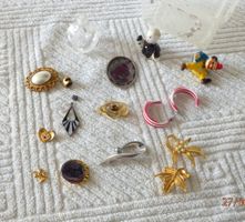 Lot mit Kleinkram wie Broschen, Ohrringe und Ohrclips etc.