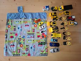 Kleine Spielzeug Autos und Spielunterlage