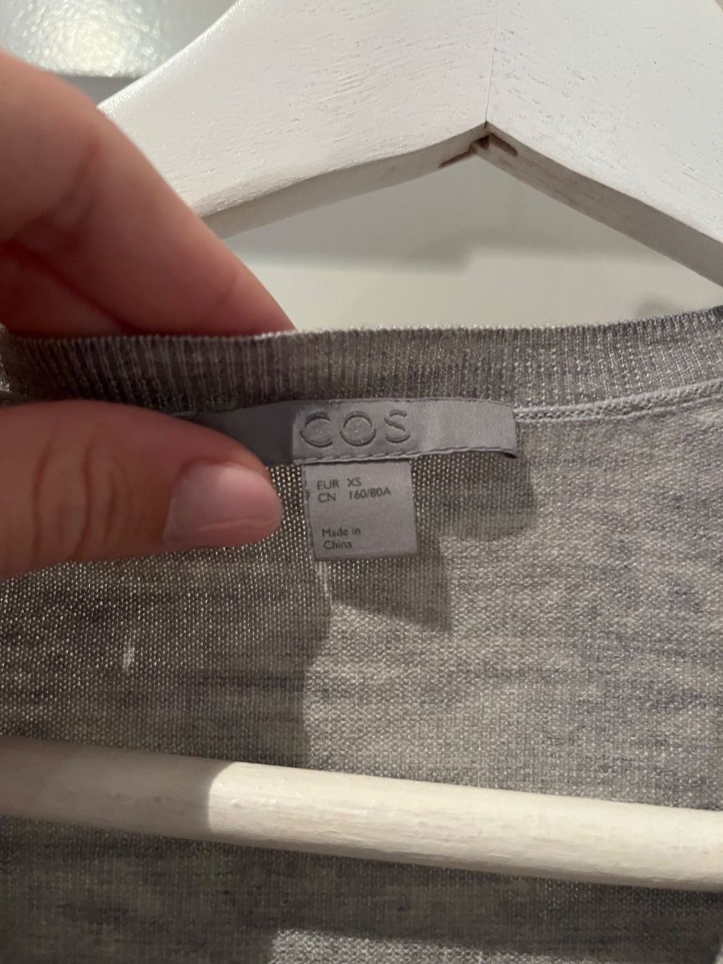 Maglioni & Felpe: COS, Pullover mit V-Ausschnitt, grau meliert – Usato da Gockhausen venduto da Takatuka04 1