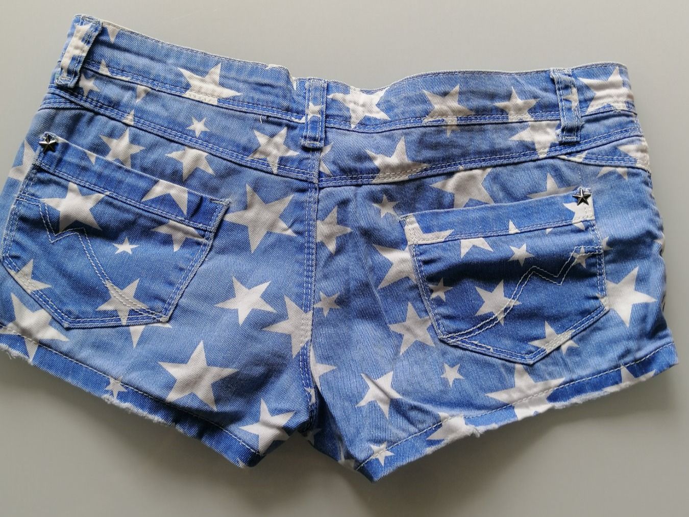 Tally Weijl Pantaloni: Hot-pants blau mit weissen Sternen – Usato da Biel/Bienne venduto da M.D.C 1