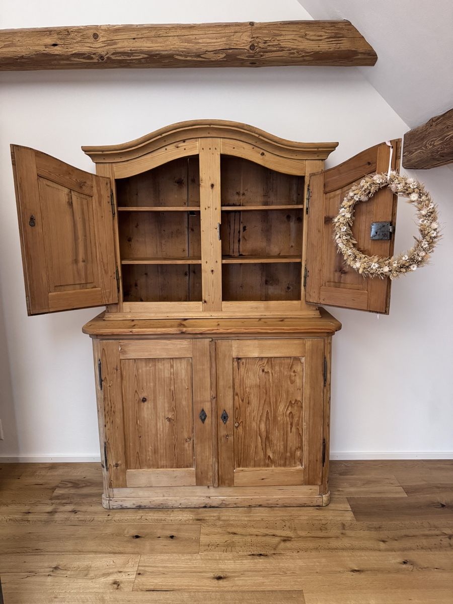 Armadi: Wunderschöner alter Schrank – Usato da Muolen venduto da Lucianer