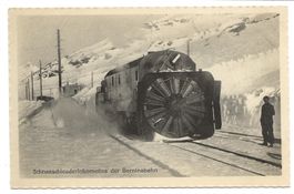 Schneeschleuder-Lokomotive der Berninabahn im Einsatz (GR)