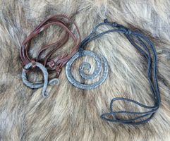 Lot de deux colliers à pendentifs  Viking - Celte