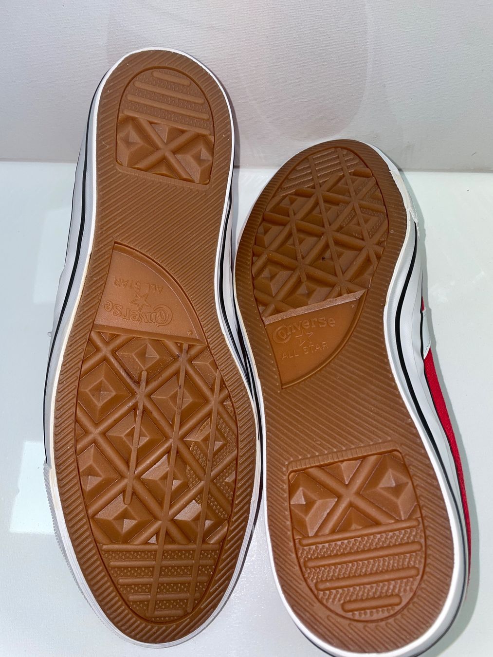 Converse Scarpe da uomo: NEUE, UNGETRAGENE rote Converse in Grösse 42.5 – Nuovo (secondo la descrizione) da Wolfhausen venduto da Mawere 1