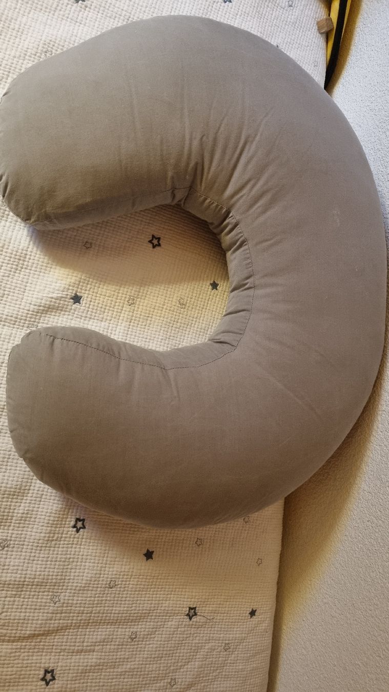 Ikea Coussins: Coussin d'allaitement – D'occasion à Ferpicloz par Clicli014
