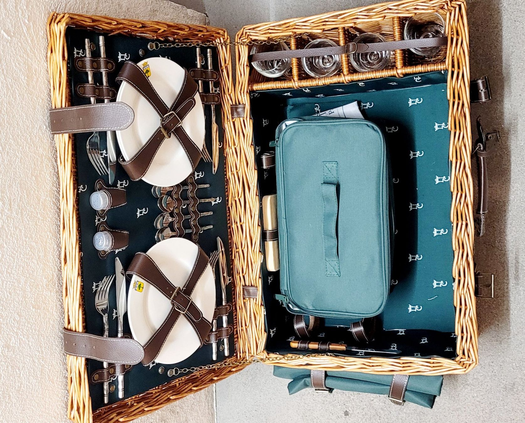 Reisekoffer: Picknick-Koffer, Picknick-Korb neu – Neu (gemäss Beschreibung) aus Zürich von
