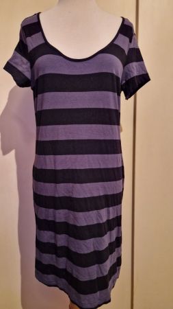 Grau-schwarz gestreiftes kurzärml. T-Shirtkleid