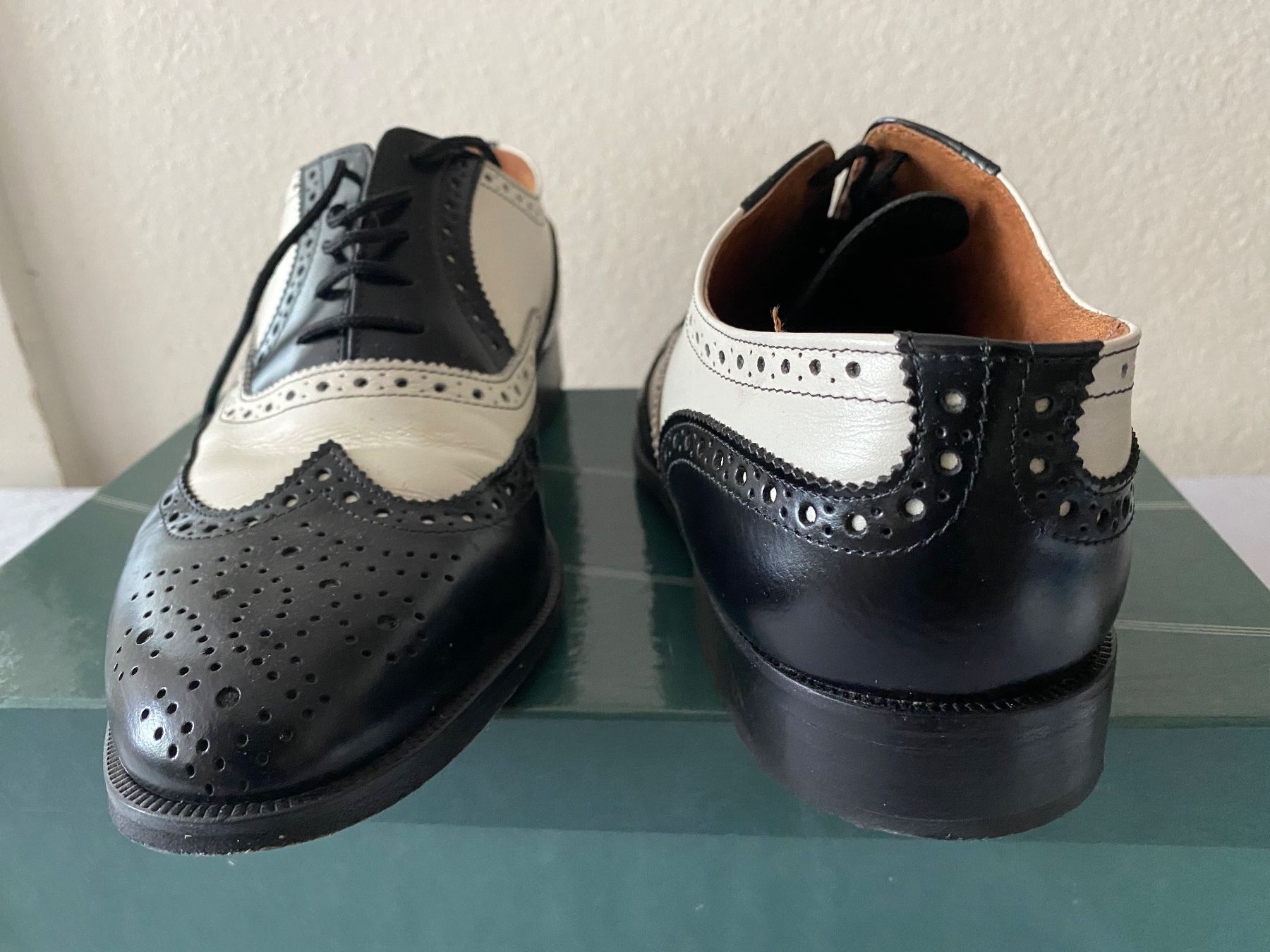 Scarpe da uomo: Hochwertige Full-Brogues Schuhe schwarz-weiss Leder Gr. 40 – Usato da Zofingen venduto da AlRo011 1
