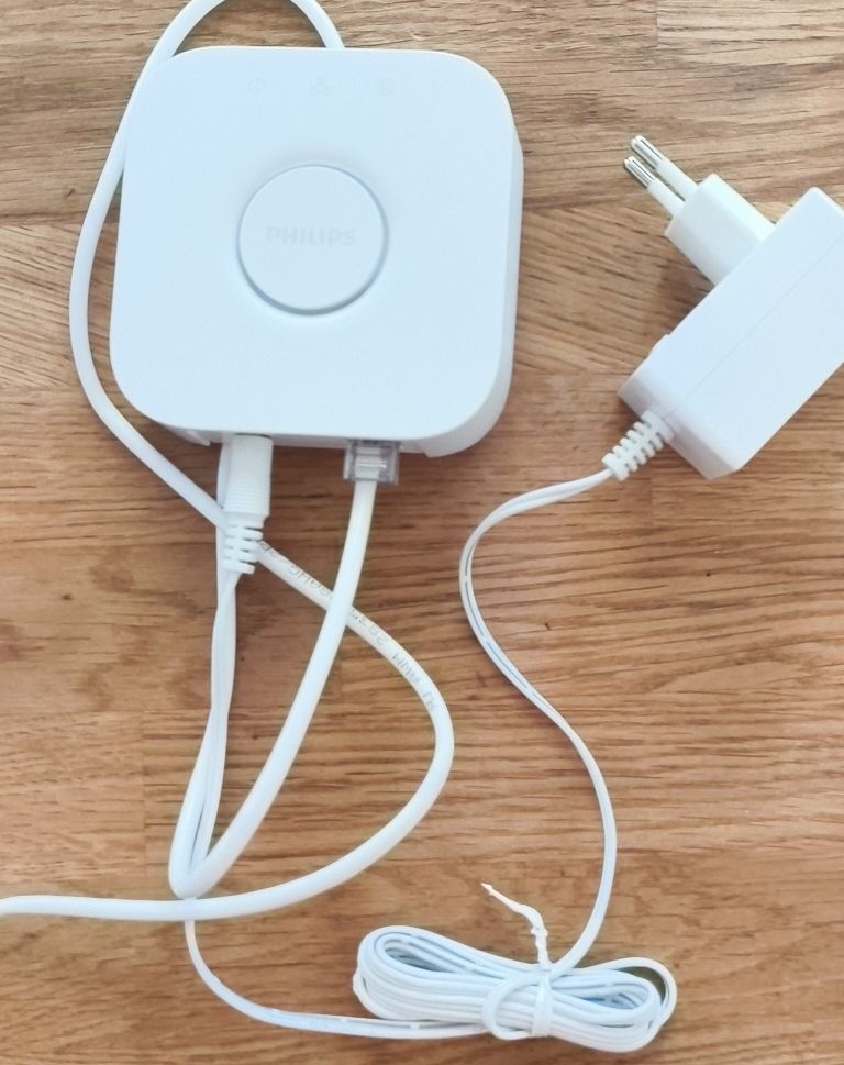 Philips Hub & Switch: Philips Hue Bridge neuwertig mit Netzteil – Usato da Zumikon venduto da Jorgen_Peter