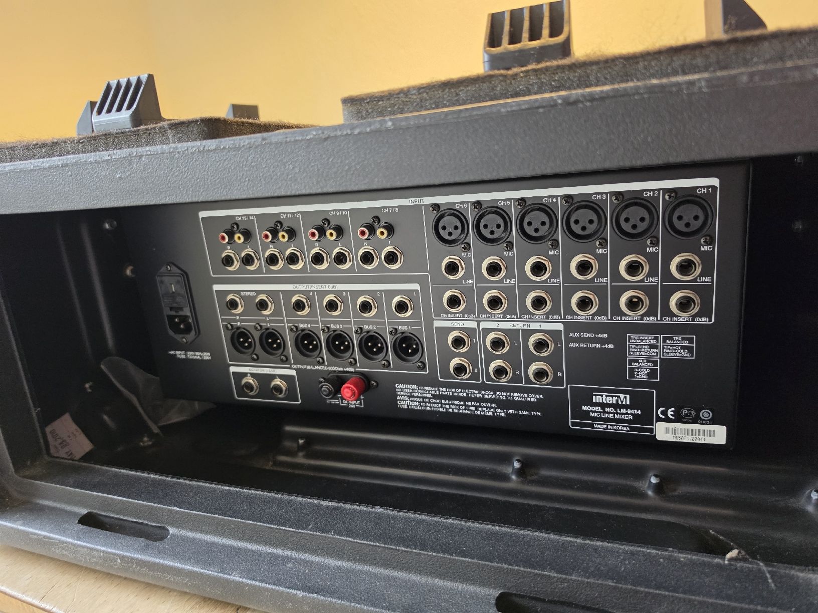 Console di mixaggio: SKB Mischpult and Computer Case mit interM LM-9414 Mixer – Usato da Nussbaumen AG venduto da Martinfal 6