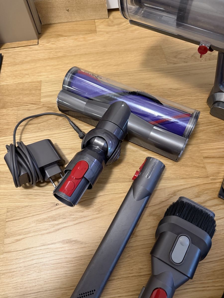 Dyson Aspirapolveri & Accessori: Dyson V11 absolute et Dyson V10 cyclone absolute  – Usato da Meyrin venduto da SA_3006 2