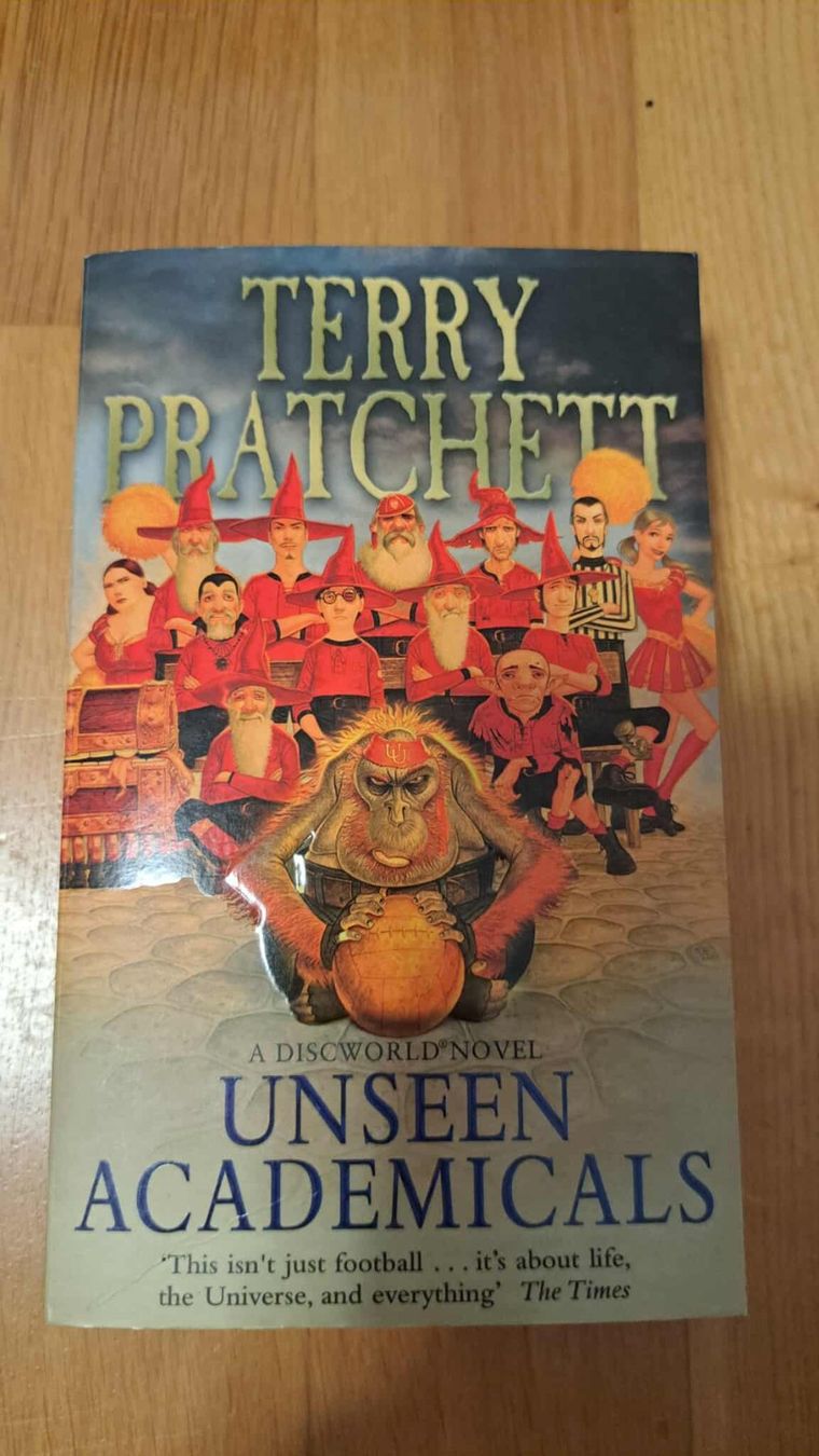 Livres: Unseen Academicals Terry Pratchett ENG – D'occasion à Waltenschwil par Catlady