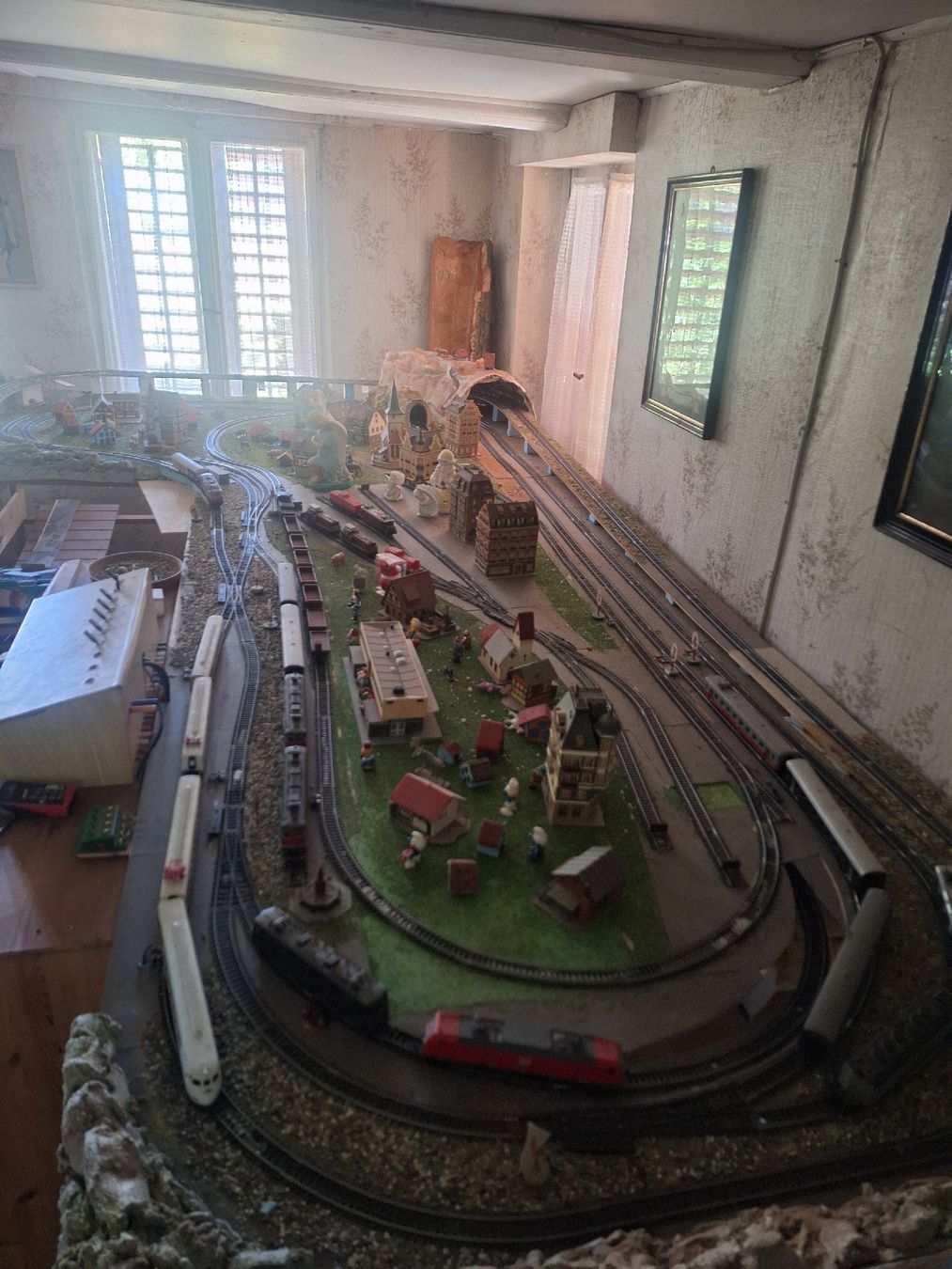 Modelleisenbahnen: Eisenbahn elektrisch mit vielen Figuren – Gebraucht aus Büttikon AG von rebeccaparvex 3