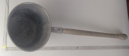 Antiker Wasserschöpfer / Alte Alukelle mit Holzgriff