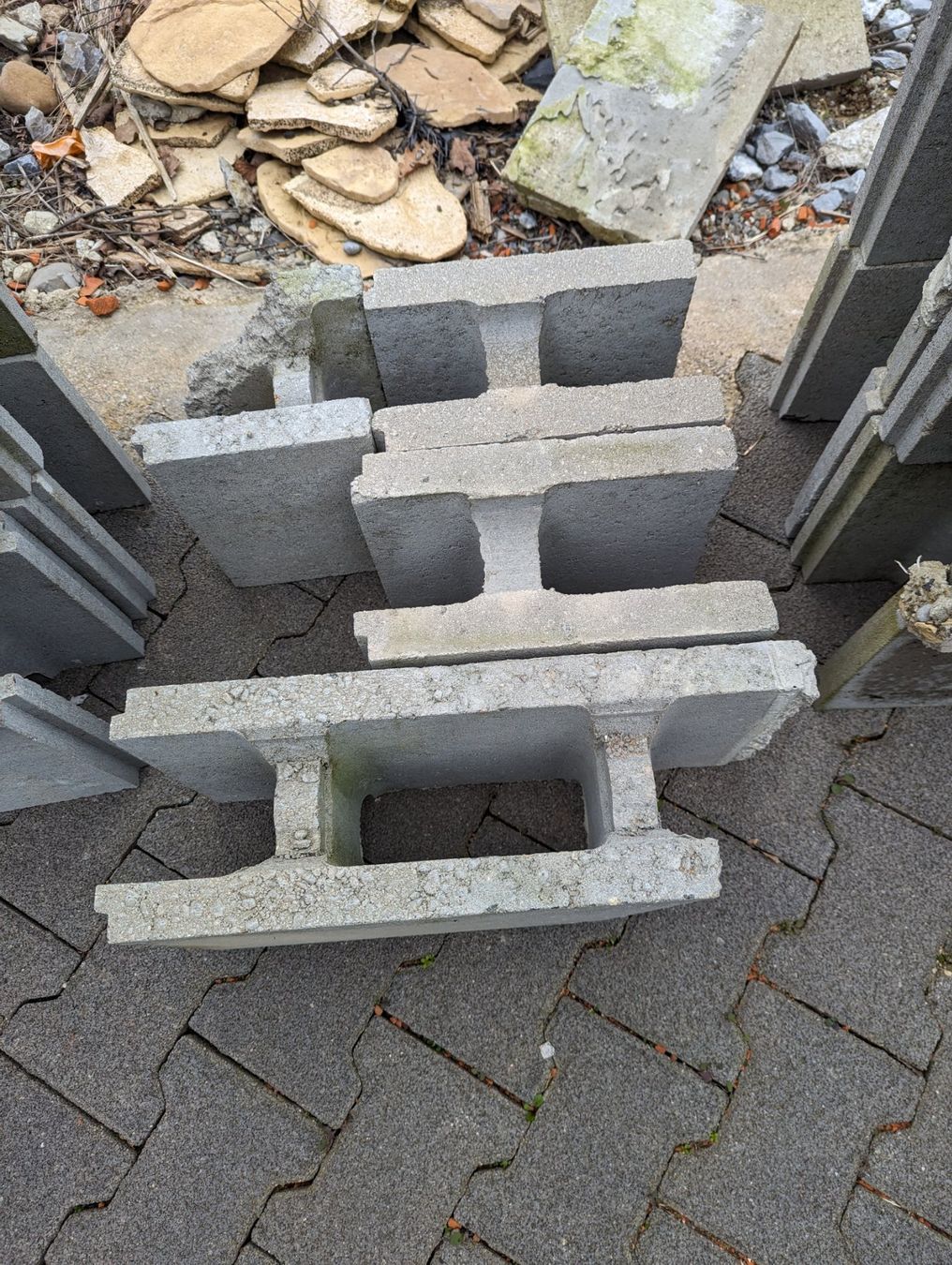 Baustoffe: Betonschallungssteine & Pflanzsteine – Gebraucht aus Baden von  8