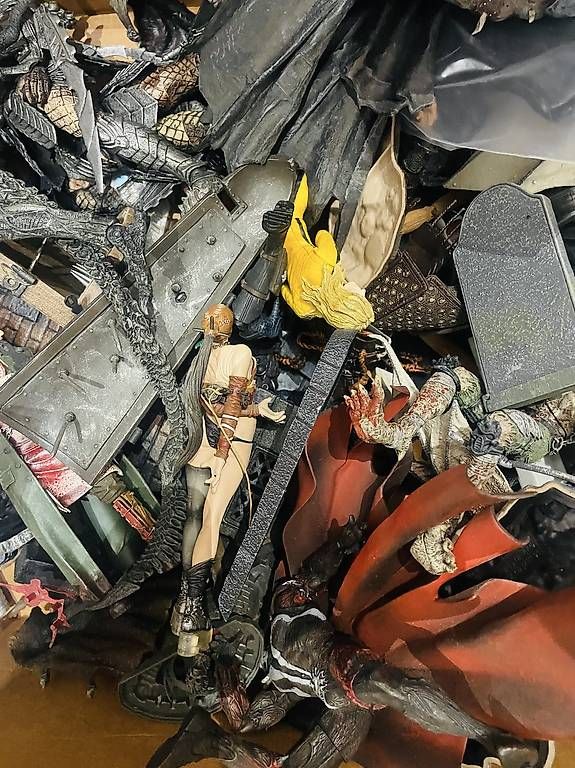 Statuette: Große Sammlung McFarlane & NECA Figuren – Usato da Luzern venduto da Dali-T 3