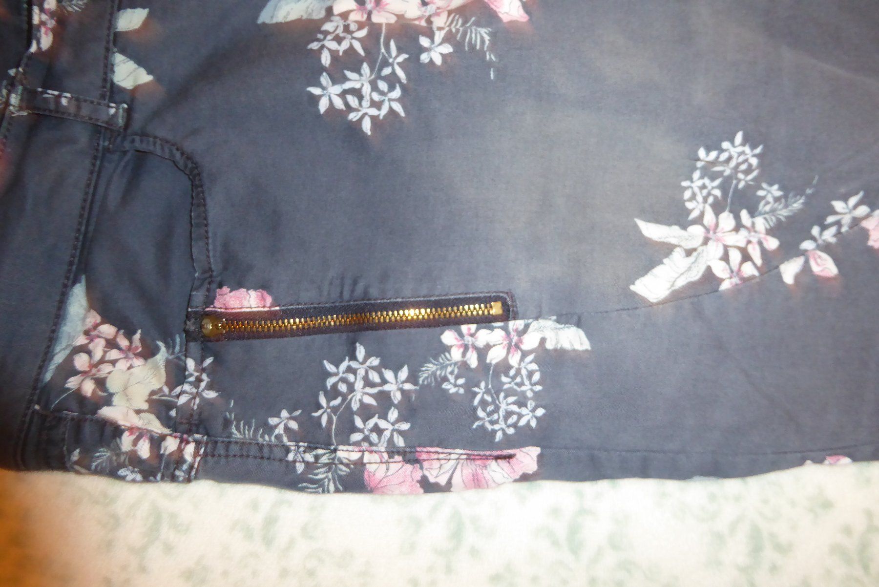 Esprit Hosen: Geblumte Hose Gr 42 edc Bund 44cm. – Gebraucht aus Sargans von Benziner 5