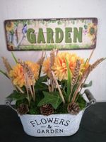 Gesteck im Flowers& Garden Henkeltopf
