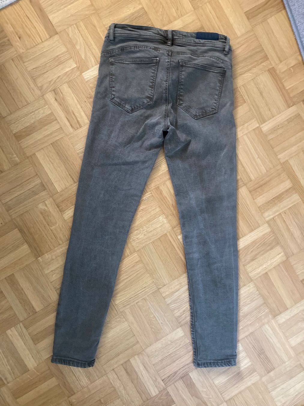 Zara Jeans: Eng anliegende Jeans 36 khaki – Gebraucht aus Kestenholz von zweite_chance 4