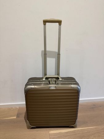 Rimowa Topas Titanium Cabin Trolley aus Aluminium