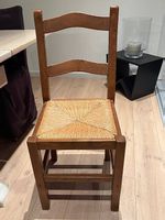 Schöne Holzstühle mit geflochtener Sitzfläche