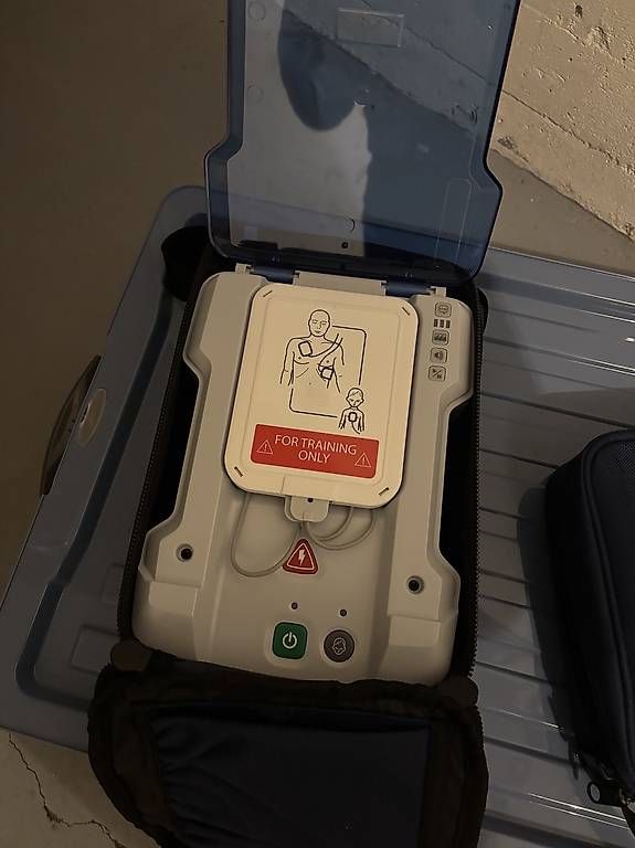 Medizinische Geräte: AED Trainer  – Gebraucht aus Bern von Gastro27