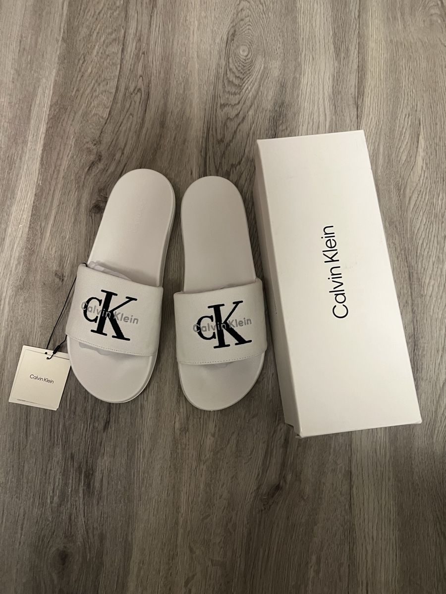 Calvin Klein Scarpe da uomo: Mules Calvin Klein blanches avec logo noir taille 41 – Nuovo e nell'imballaggio originale da Urtenen-Schönbühl venduto da Big.sanad