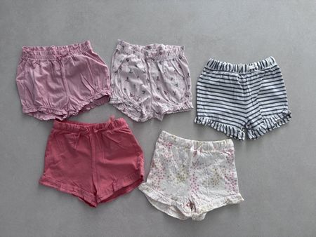 5 süsse Mädchen Shorts / kurze Hosen Grösse 92 Rüschen