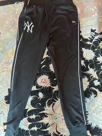 👖 New York Yankees Trainerhose – Schwarz | Größe L |