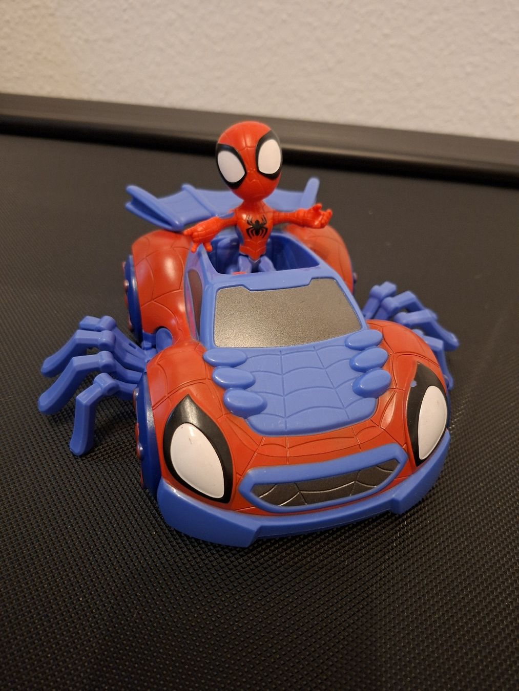 Spielzeuge: Spiderman Auto mit Figur Spielzeug – Gebraucht aus Winterthur von Ausmisten2026