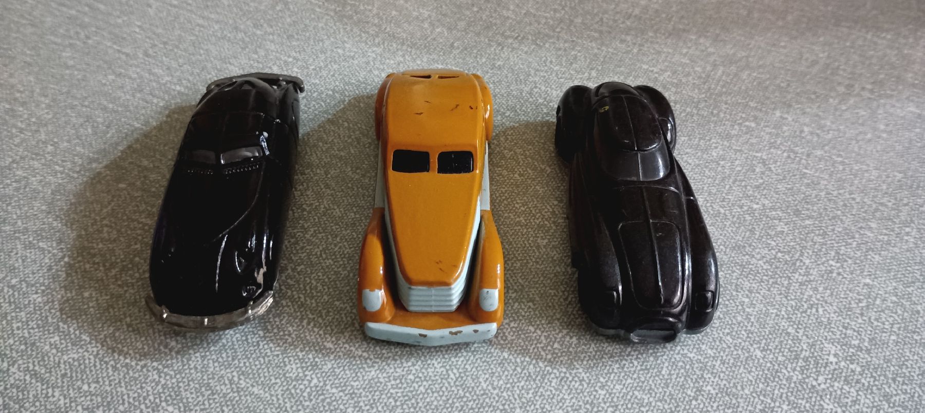 Hot Wheels Spielzeuge: 2 Hot Wheels Autos & 1 ERTL  Konvolut – Gebraucht aus Basel von kim_872m